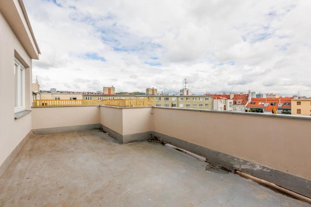 1 Bedroom Apartment With Terrace And Free Parking Near Metro Praga Exterior foto