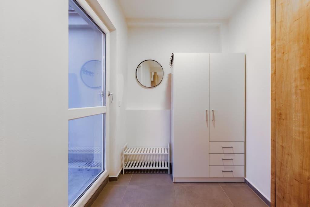 1 Bedroom Apartment With Terrace And Free Parking Near Metro Praga Exterior foto