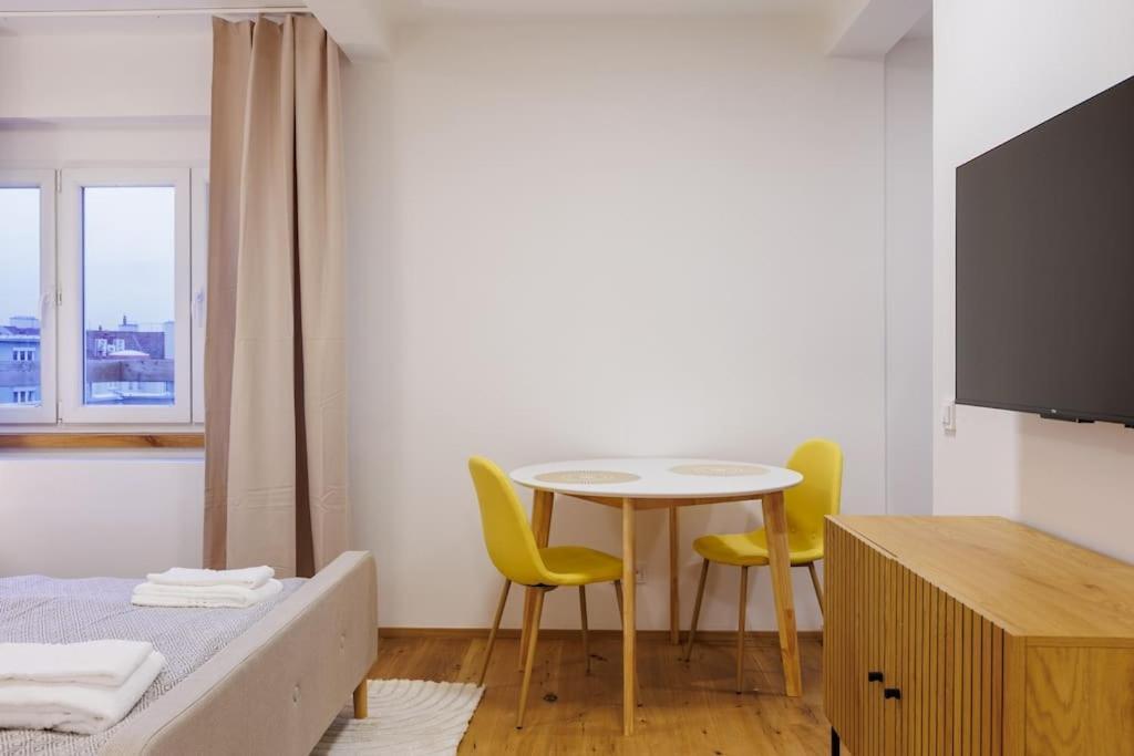 1 Bedroom Apartment With Terrace And Free Parking Near Metro Praga Exterior foto