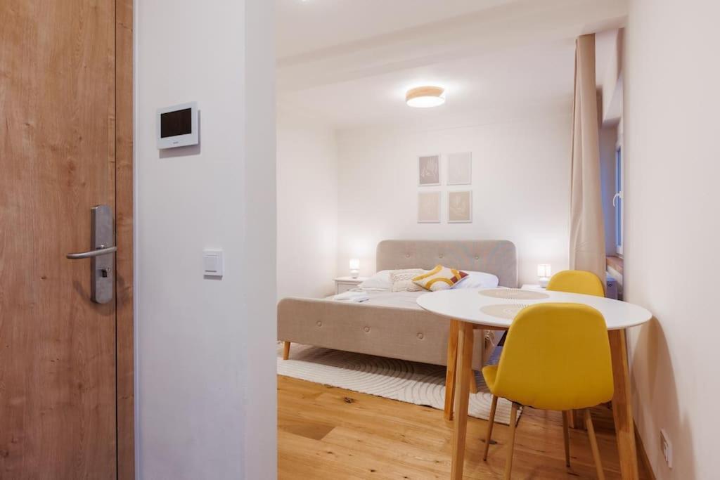 1 Bedroom Apartment With Terrace And Free Parking Near Metro Praga Exterior foto
