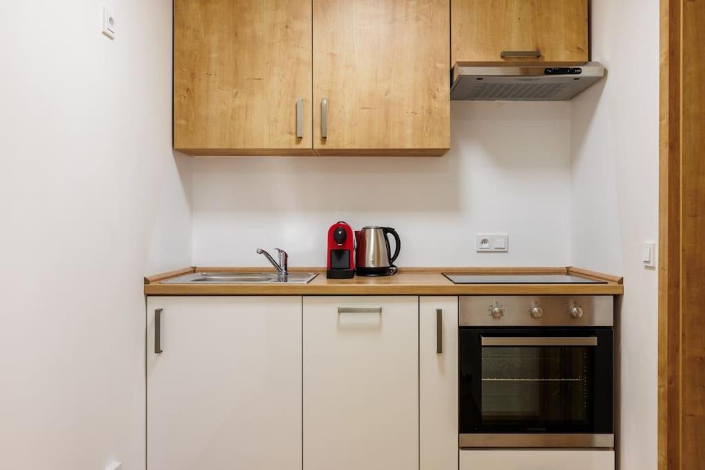 1 Bedroom Apartment With Terrace And Free Parking Near Metro Praga Exterior foto