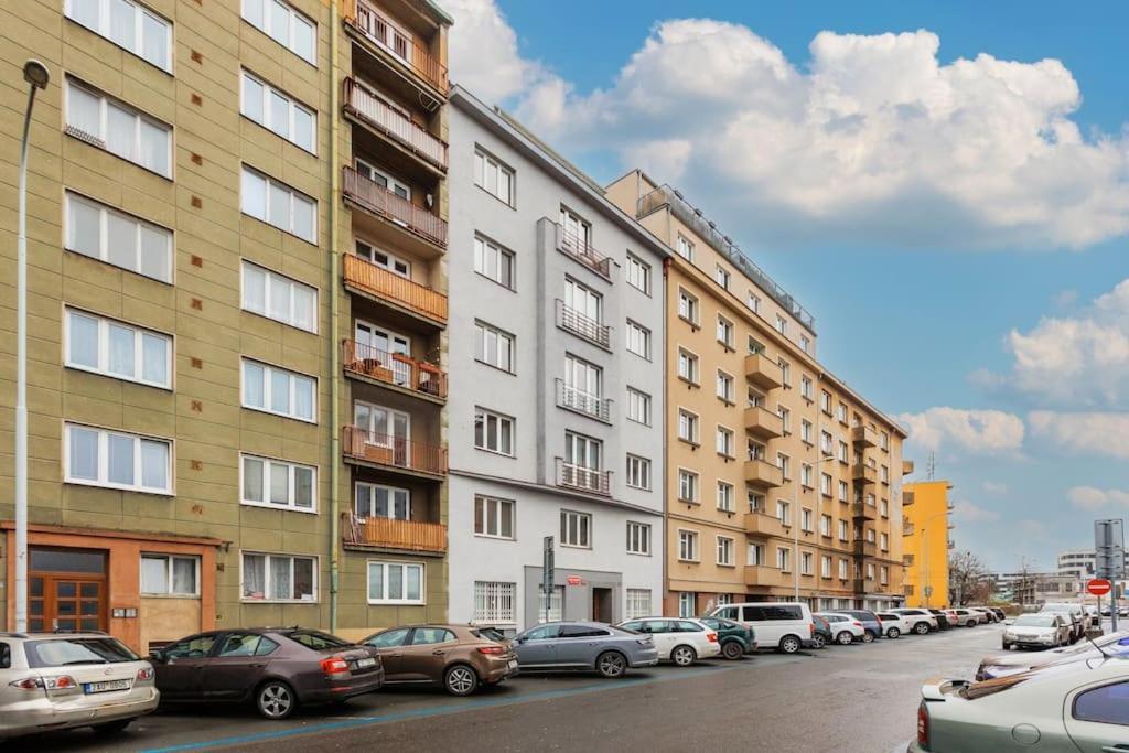 1 Bedroom Apartment With Terrace And Free Parking Near Metro Praga Exterior foto