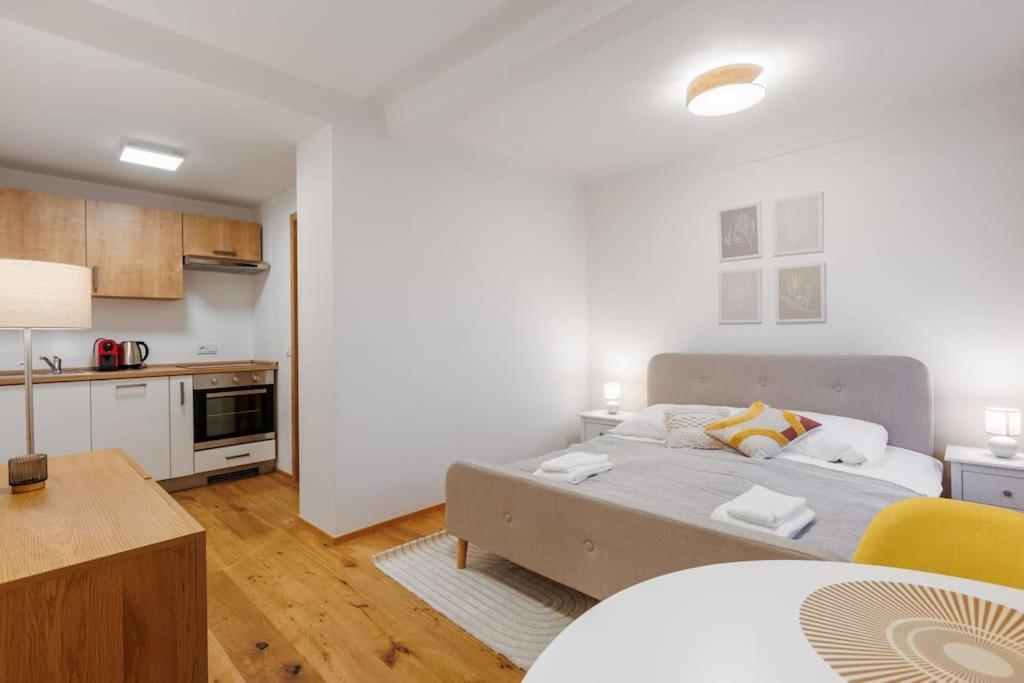 1 Bedroom Apartment With Terrace And Free Parking Near Metro Praga Exterior foto